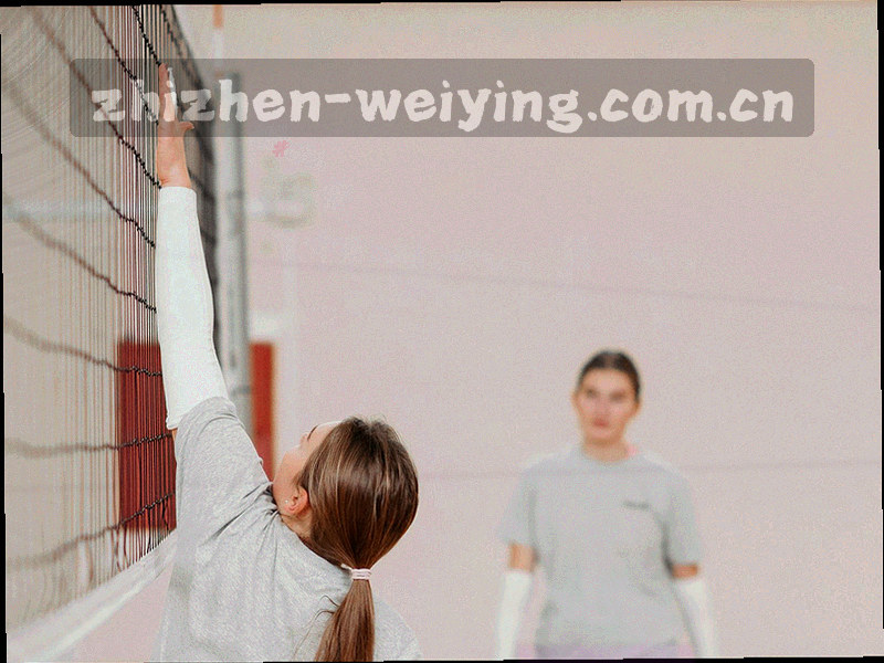 界面上三个难度选项纵向排列，卡片由浅到深依次加深，最上方一张带暖金边框表示当前选中，背景为暗色